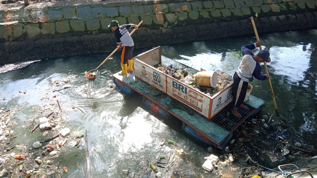 Foto: Antisipasi Dampak Musim Hujan, Dinas PU Makassar Masif Normalisasi Drainase
