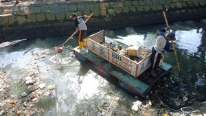 Foto: Antisipasi Dampak Musim Hujan, Dinas PU Makassar Masif Normalisasi Drainase