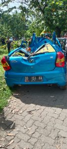 Toyota Etios DD 153 KA Tertimpa Pohon di Benteng Sombaopu, Driver Tewas di Tempat