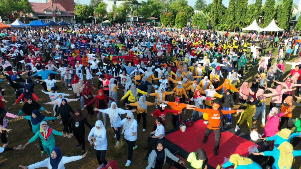 Ribuan Warga Padati Lapangan Manggala, Senam Sehat Bersama Dokter Udin Malik
