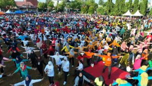 Ribuan Warga Padati Lapangan Manggala, Senam Sehat Bersama Dokter Udin Malik