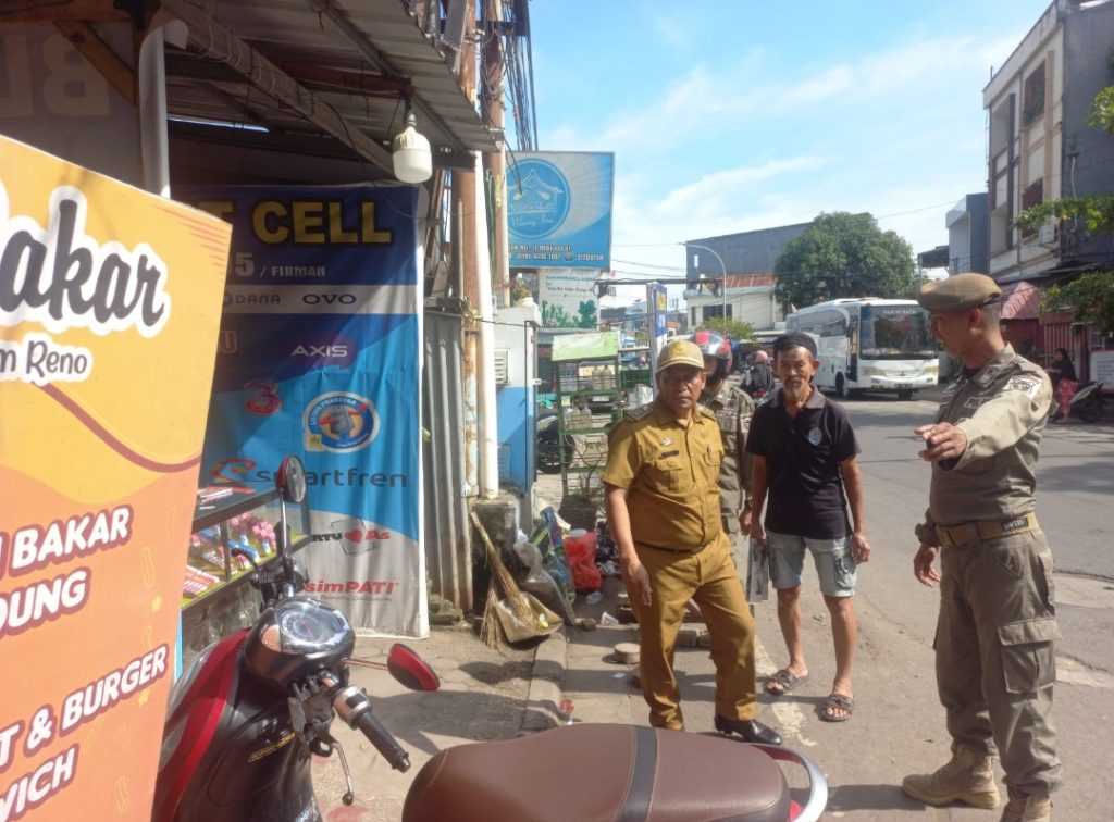 Jelang Ramadan, Kecamatan Mariso Tertibkan PKL yang Gunakan Trotoar