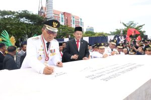 Danny Pomanto Bersama Ratusan Kepala Daerah Tandatangani Prasasti Hari OTDA di Pantai Losari
