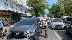 Dinas Sosial Makassar Gencar Bagi-Bagi Brosur Perda Anjal dan Gepeng “Setop Beri Uang”