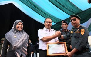 Danny Pomanto Terima Penghargaan dari Kementerian LHK