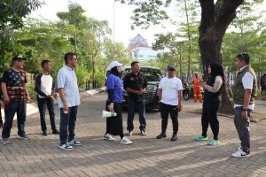 Dukung Gerakan Bersih Taman Kota, Dinas PU Makassar Turunkan Puluhan Personel