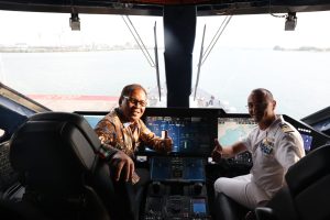 Danny Pomanto Jelajahi Kapal INS Francesco Morosini Milik Italia