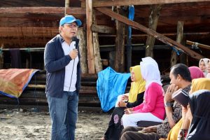 Danny Pomanto Dapat Cenderamata Miniatur Kapal Pinisi dari Masyarakat Bontobahari Bulukumba