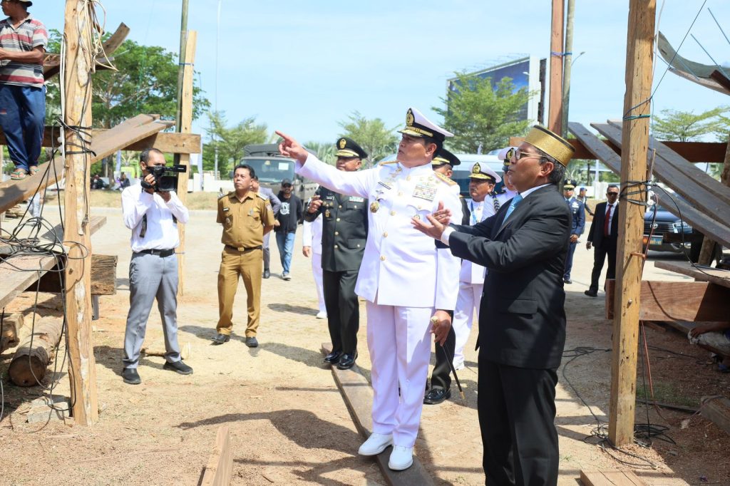 Panglima TNI Saksikan Proses Pembuatan Kapal Pinisi Usai Membuka MNEK 2023 di Makassar