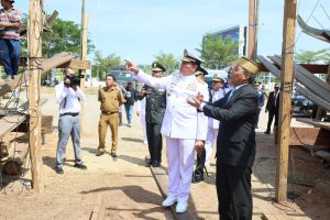 Panglima TNI Saksikan Proses Pembuatan Kapal Pinisi Usai Membuka MNEK 2023 di Makassar