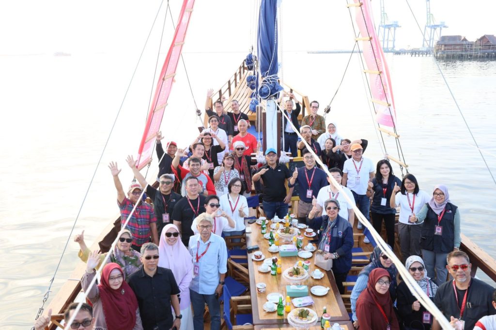 Danny Pomanto bersama Arsitek se-Asean Nikmati Senja di Pantai Losari dari Kapal Pinisi