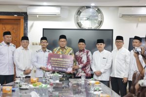 Danny Pomanto Serahkan Bonus Rp145 Juta kepada Kafilah Makassar Pemenang Kompetisi STQH