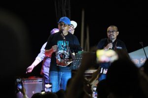 Nyanyikan Lagu Firman “Kehilangan”, Danny Pomanto Hibur Pengunjung Anjungan Pantai Losari