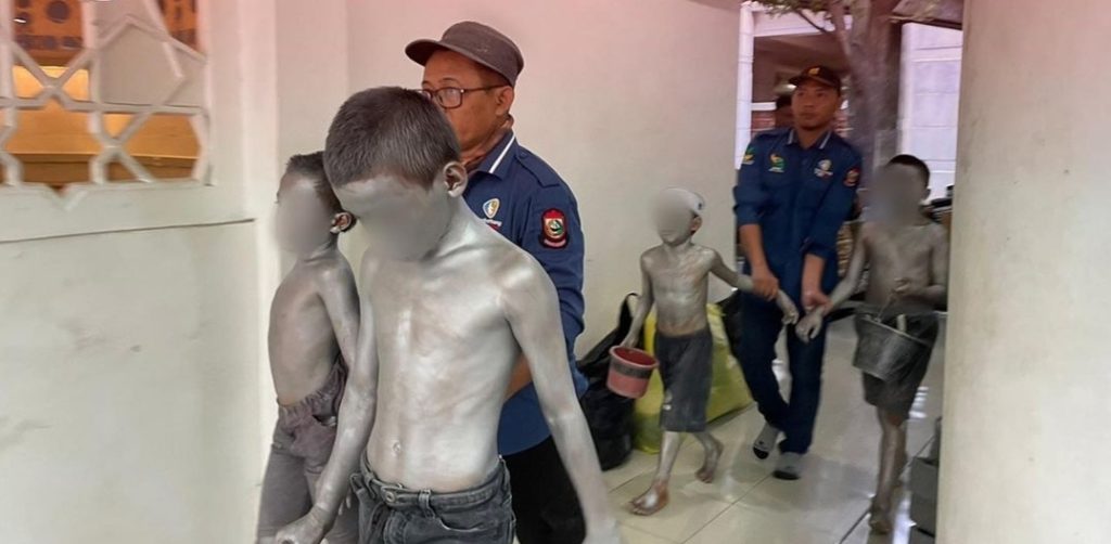 Tujuh Anak “Manusia Silver” Terjaring Operasi Dinsos Makassar, Raup Keuntungan Ratusan Ribu