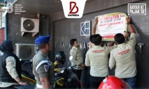 Bapenda Makassar Pasang Stiker ke Penunggak Pajak