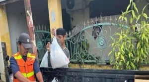 Kepala Dinas PU Serahkan Paket Sembako ke Warga di Lorong Wisata Berkah