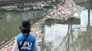 Dinas PU Kerahkan 22 Satgas Drainase Bersihkan Sampah di Kanal Masjid Al-Markaz