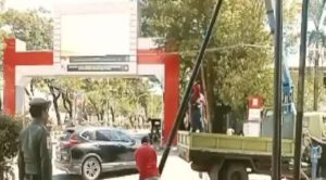 Dinas PU Makassar Cabut Tiang Fiber Optik Tak Berizin di Jalan Penghibur