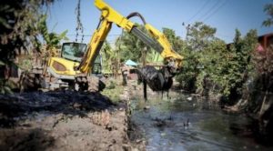 Dinas PU Makassar Normalisasi Saluran Drainase di Kecamatan Tallo, Turunkan Alat Berat