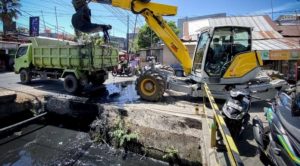 Atasi Genangan Air di Kecamatan Wajo, Dinas PU Makassar Keruk Sedimen di Saluran Jalan Tarakan dan Salemo