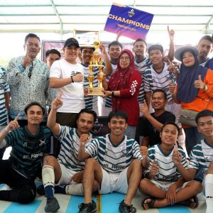 Tutup Turnamen Futsal Mamajang Cup, Camat Ari Fadli Serahkan Trofi Juara Pertama ke Tim Kelurahan Parang