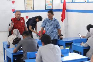 Kepala Disdik Makassar Tinjau Evaluasi Laskar Pelangi di SMPN 13, Beri Semangat