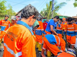 Kolaborasi Pemkot Makassar-Pandawara Group Bersihkan Sampah di Kampung Nelayan Tallo