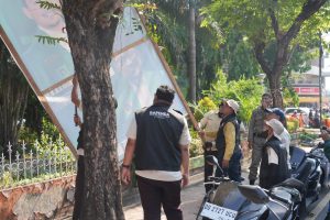 Tak Berizin, Bapenda Makassar Tertibkan Reklame di 500 Titik