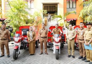 Camat Mamajang Serahkan Empat Kendaraan Pemadam Motor “Damtor” ke Kelurahan