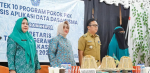 Camat dan Ketua TP PKK Rappocini Hadiri Bimtek 10 Program Pokok PKK Berbasis Aplikasi Data Dasawisma