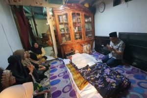 Dapat Kabar Satgas Kebersihannya Meninggal, Camat Rappocini Langsung Melayat