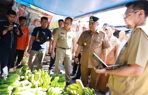 PJ Gubernur Sulsel-Danny Pomanto Tinjau Harga Sembako, Pemkot Segera Gelar Operasi Pasar