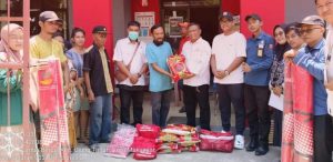 Dinsos Makassar Serahkan Bantuan ke Warga Terdampak Pohon Tumbang