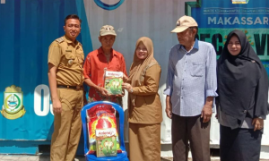 Dinas Sosial Kota Makassar Serahkan Bantuan Permakanan Bagi Lansia Terlantar di Kontainer Terpadu