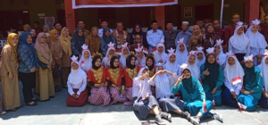 Plt Dinsos Makassar Bersama Ketua TP PKK dan Rombongan Anjangsana Salurkan Bantuan ke LKSA