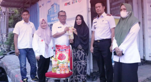 Dinsos Makassar Serahkan Bantuan Penyediaan Makanan Bagi Penyandang Disabilitas Berat di Kontainer Terpadu