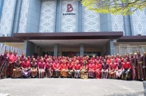 Pegawai Bapenda Makassar Pakai Baju Adat Sambut HUT Kota Makassar