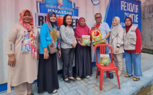 Dinsos Makassar Serahkan Bantuan Permakanan Bagi Lansia Terlantar