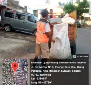 Pastikan Wilayanya Bersih, Kasi Kebersihan Kelurahan Pisang Utara Pantau Penyisiran Sampah