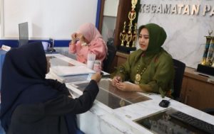 Hari Jadi Kota Makassar, Front Office Kecamatan Panakkukang Layani Warga Menggunakan Pakaian Adat