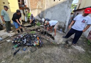 Warga Kerja Bakti Bersihkan Lingkungan Kelurahan Tamamaung Kecamatan Panakkukang