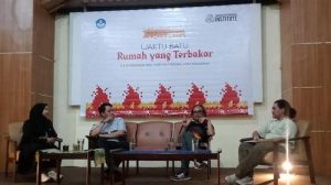 Waktu Batu Rumah yang Terbakar, Teater Duka Ekologis Dipentaskan di Benteng Rotterdam Makassar