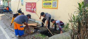 Tim Satgas Kebersihan Kecamatan Ujung Pandang Lakukan Normalisasi Drainase
