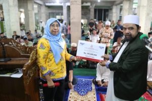 Plt Kadiskominfo Ismawaty Nur Serahkan Bantuan Hibah 100 Juta ke Masjid Ihyatul Jamaah