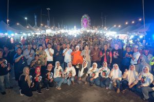 Indira Yusuf Sapa Pelaku UMKM Kunjungi Pasar Malam Utara Fest 2024 di Pelabuhan Paotere