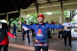 Tingkatkan Performa Staf dengan Senam Bersama dan Bersihkan Monumen Korban 40.000 Jiwa