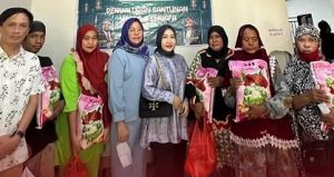 Dinsos Makassar-Ikatan Notaris Indonesia dan PPAT Sulsel Salurkan Bantuan Sembako ke PPKS