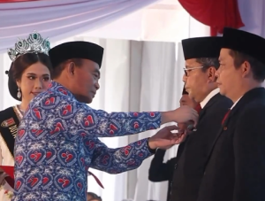 Wali Kota Makassar Terima Penganugerahan Tanda Kehormatan Satyalencana Wira Karya oleh Presiden RI