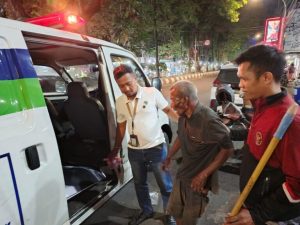 Ada Laporan Masyarakat, Dinsos Makassar Antar Seorang Kakek Terlantar