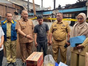 Gerak Cepat, Dinsos Makassar Serahkan Bantuan ke Korban Kebakaran di Tallo